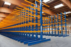 Blick auf eine Kragarm Regalanlage  in Blau und Orange