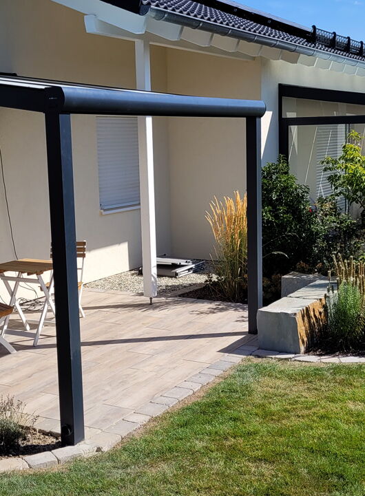 Terrassenüberdachung mit Garten montiert mit automatischer Beschattung